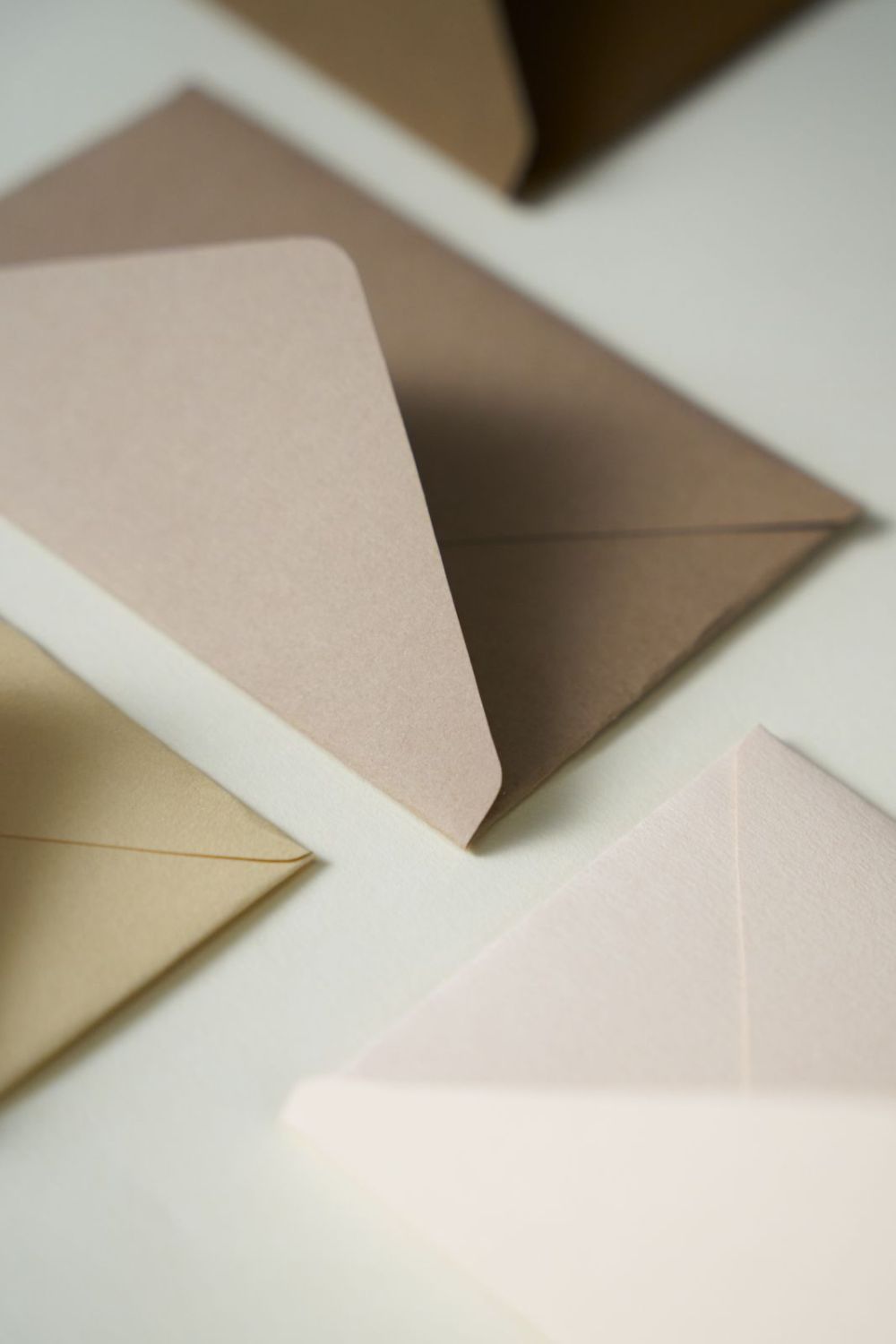 Enveloppes en papier posées sur une table